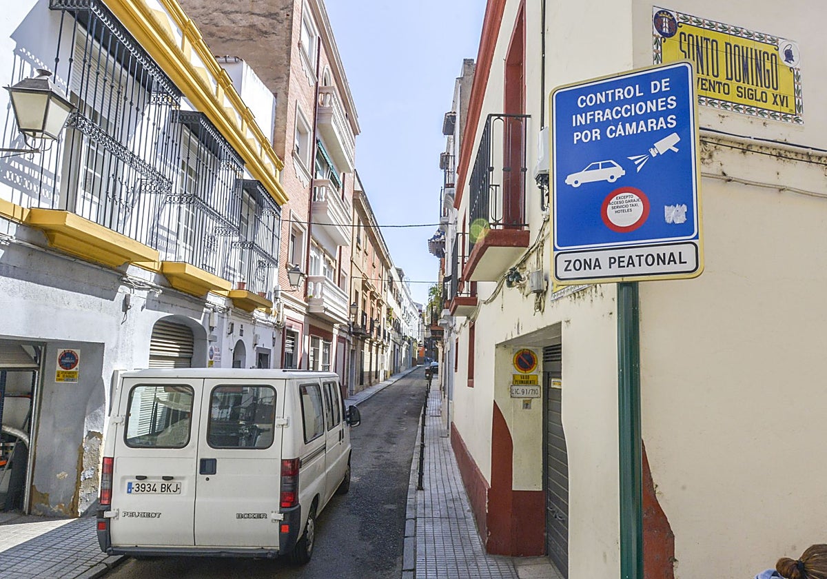 Un cartel recuerda que hay zonas restringidas en el Casco Antiguo.