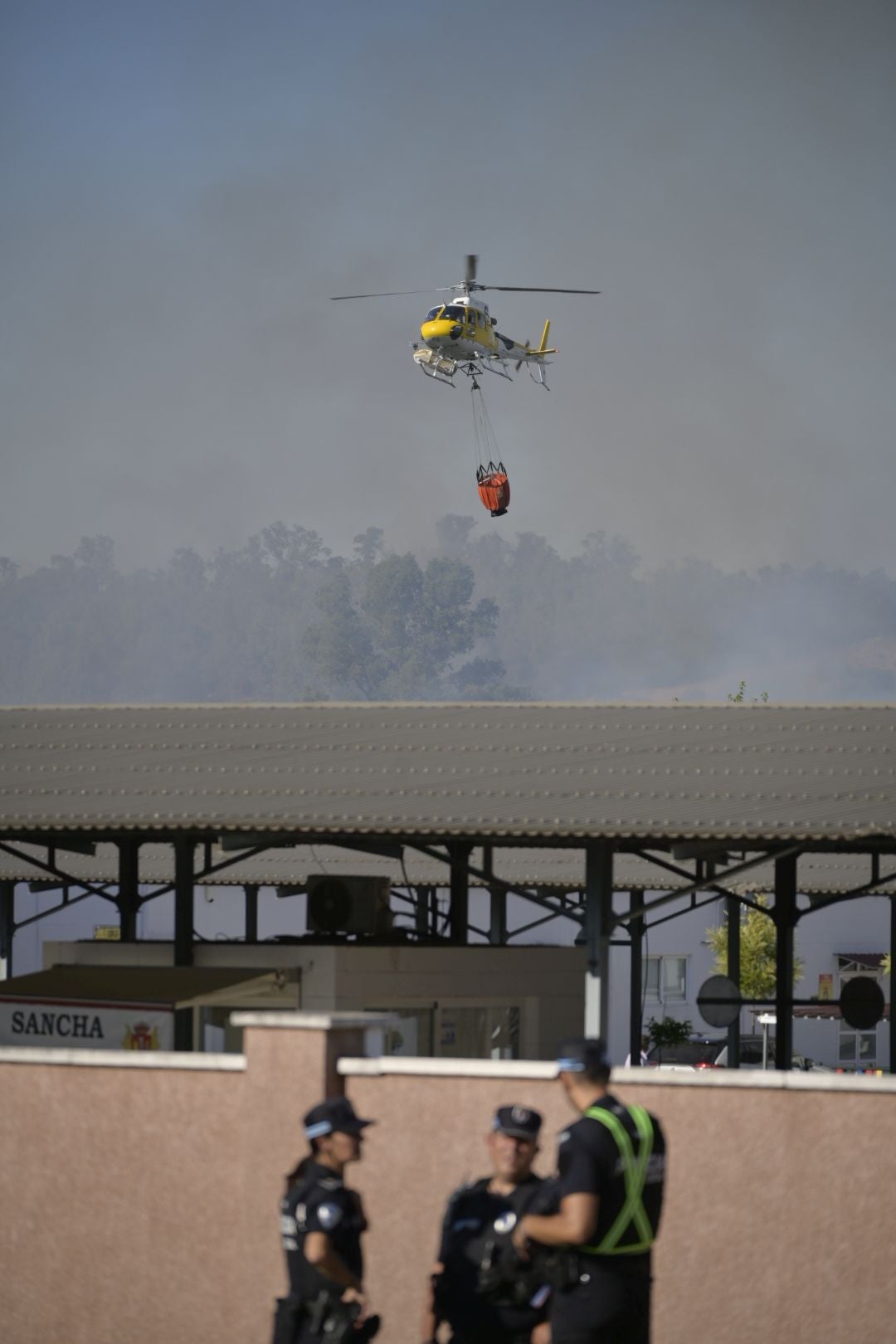 Fotos | Así es el incendio que obliga a desalojar un complejo deportivo en Badajoz