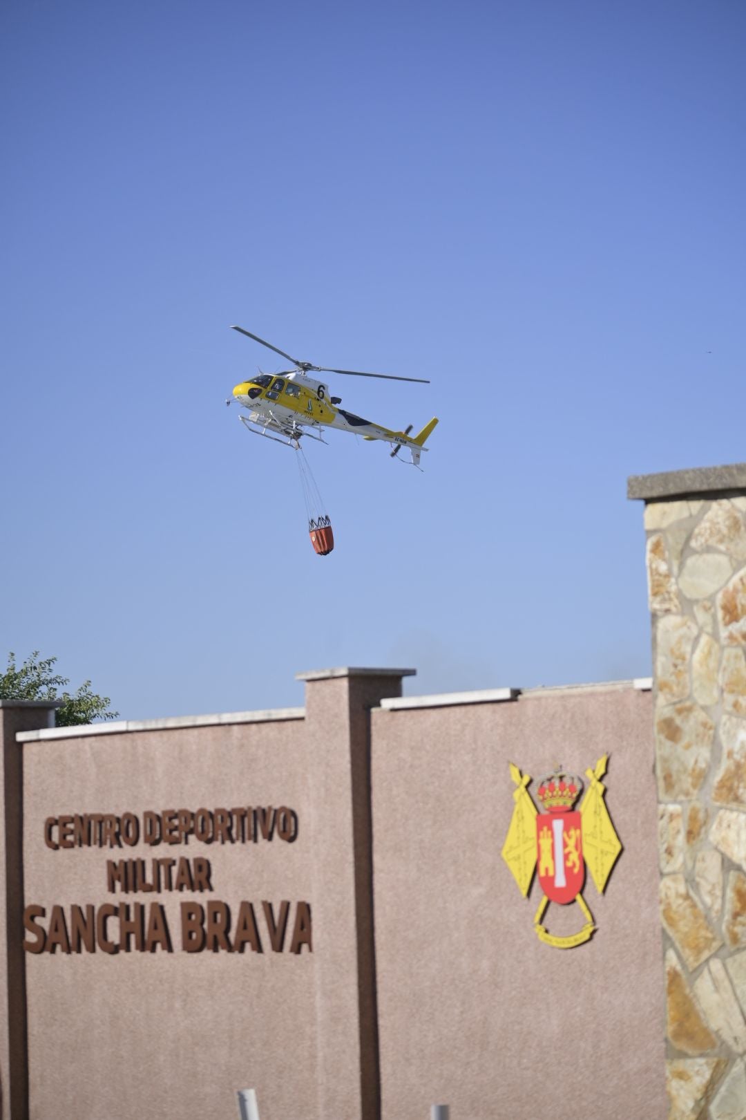 Fotos | Así es el incendio que obliga a desalojar un complejo deportivo en Badajoz