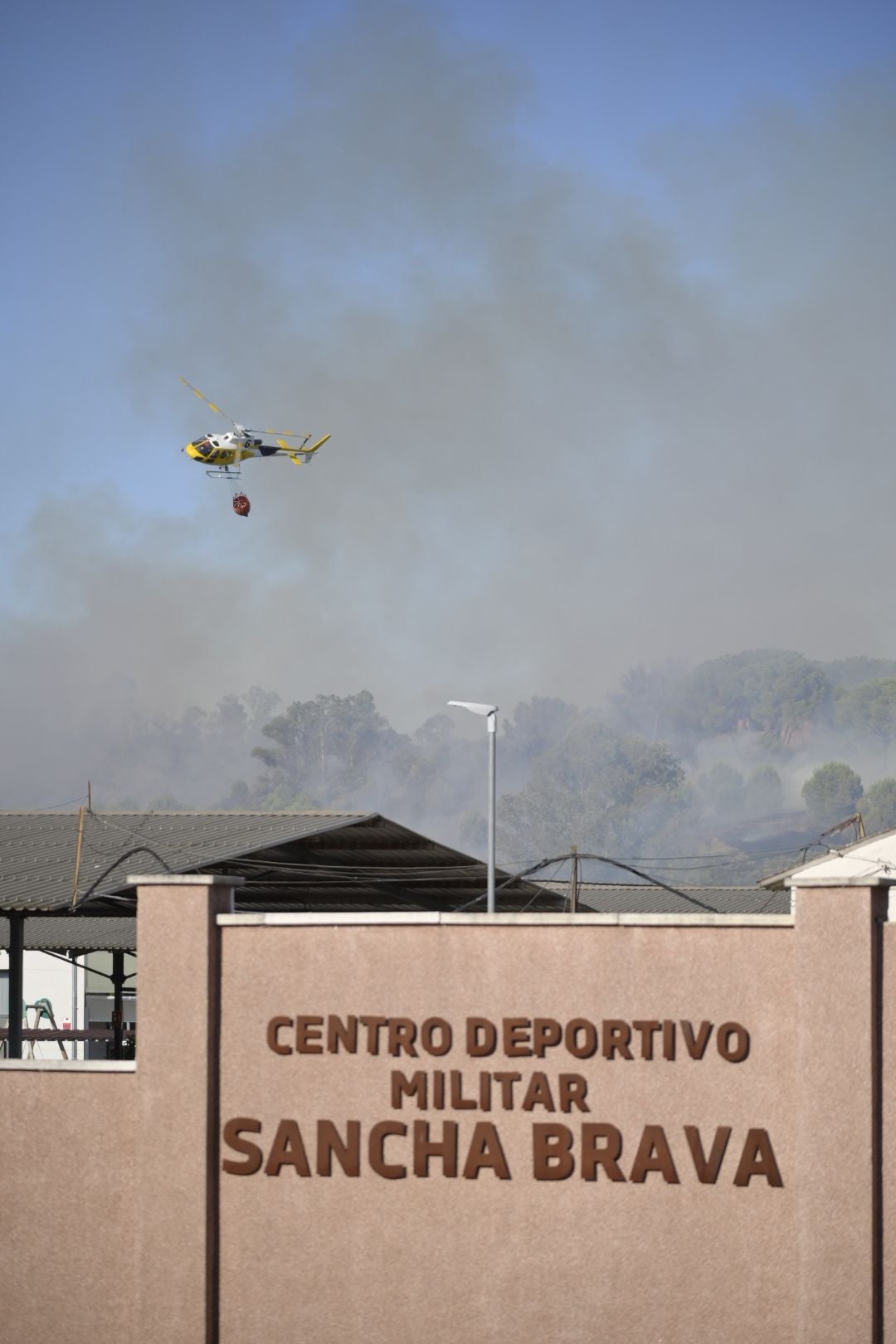 Fotos | Así es el incendio que obliga a desalojar un complejo deportivo en Badajoz