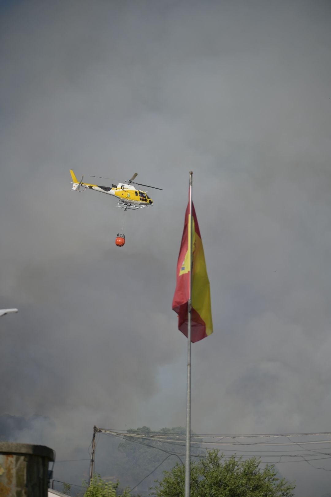 Fotos | Así es el incendio que obliga a desalojar un complejo deportivo en Badajoz