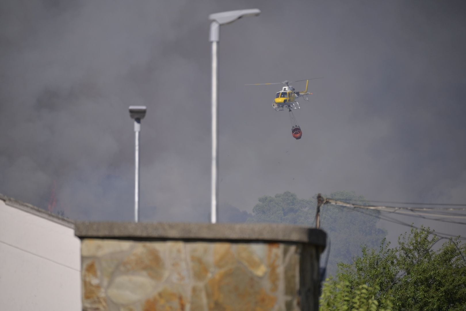 Fotos | Así es el incendio que obliga a desalojar un complejo deportivo en Badajoz