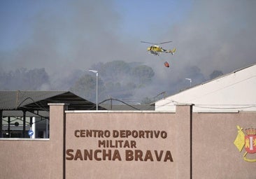 Fotos | Así es el incendio que obliga a desalojar un complejo deportivo en Badajoz
