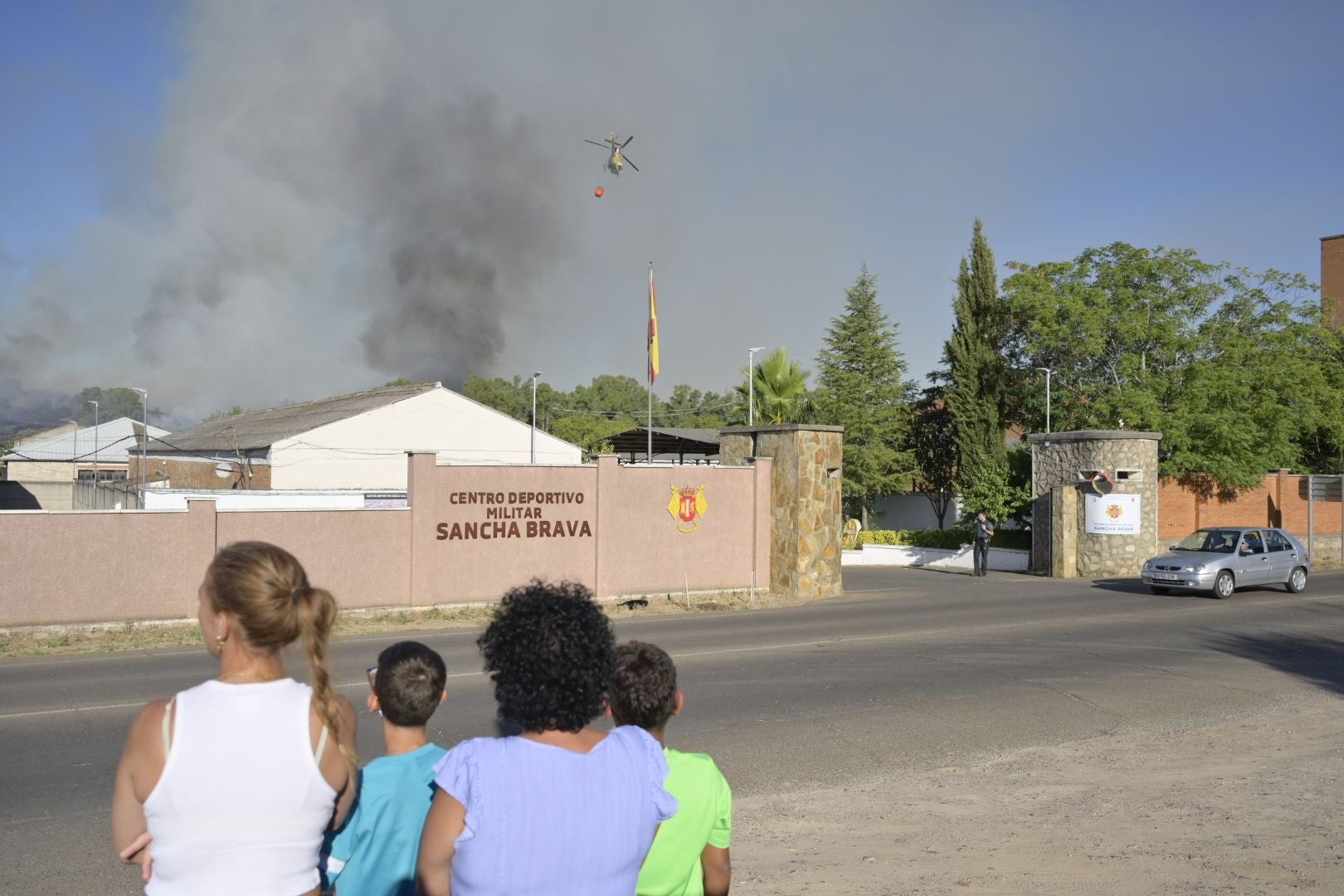 Fotos | Así es el incendio que obliga a desalojar un complejo deportivo en Badajoz