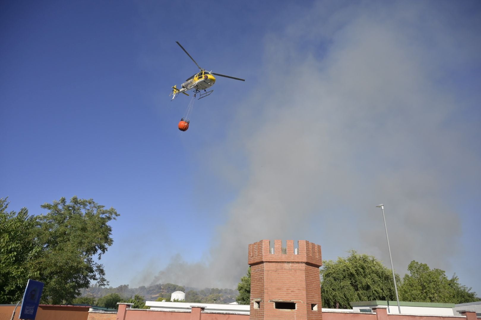 Fotos | Así es el incendio que obliga a desalojar un complejo deportivo en Badajoz