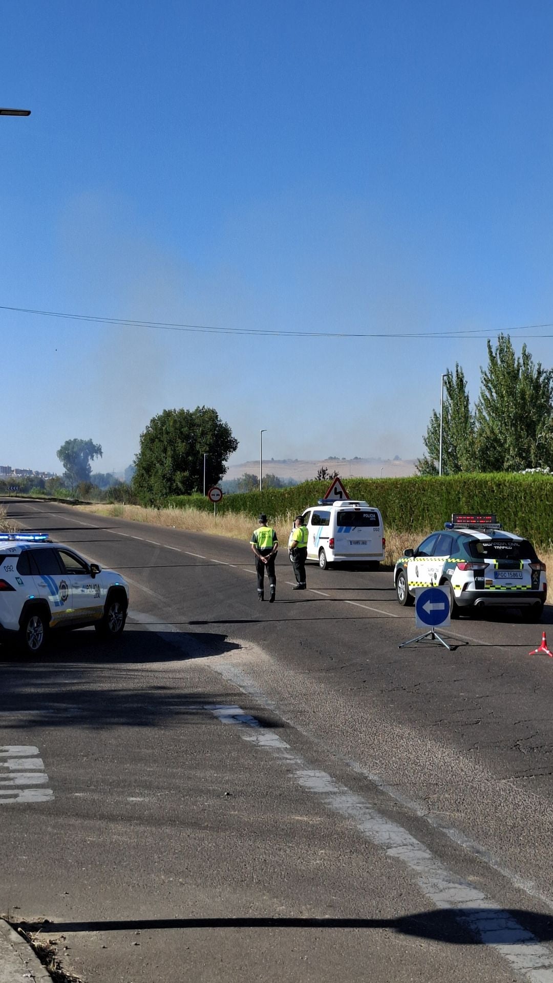 Fotos | Así es el incendio que obliga a desalojar un complejo deportivo en Badajoz