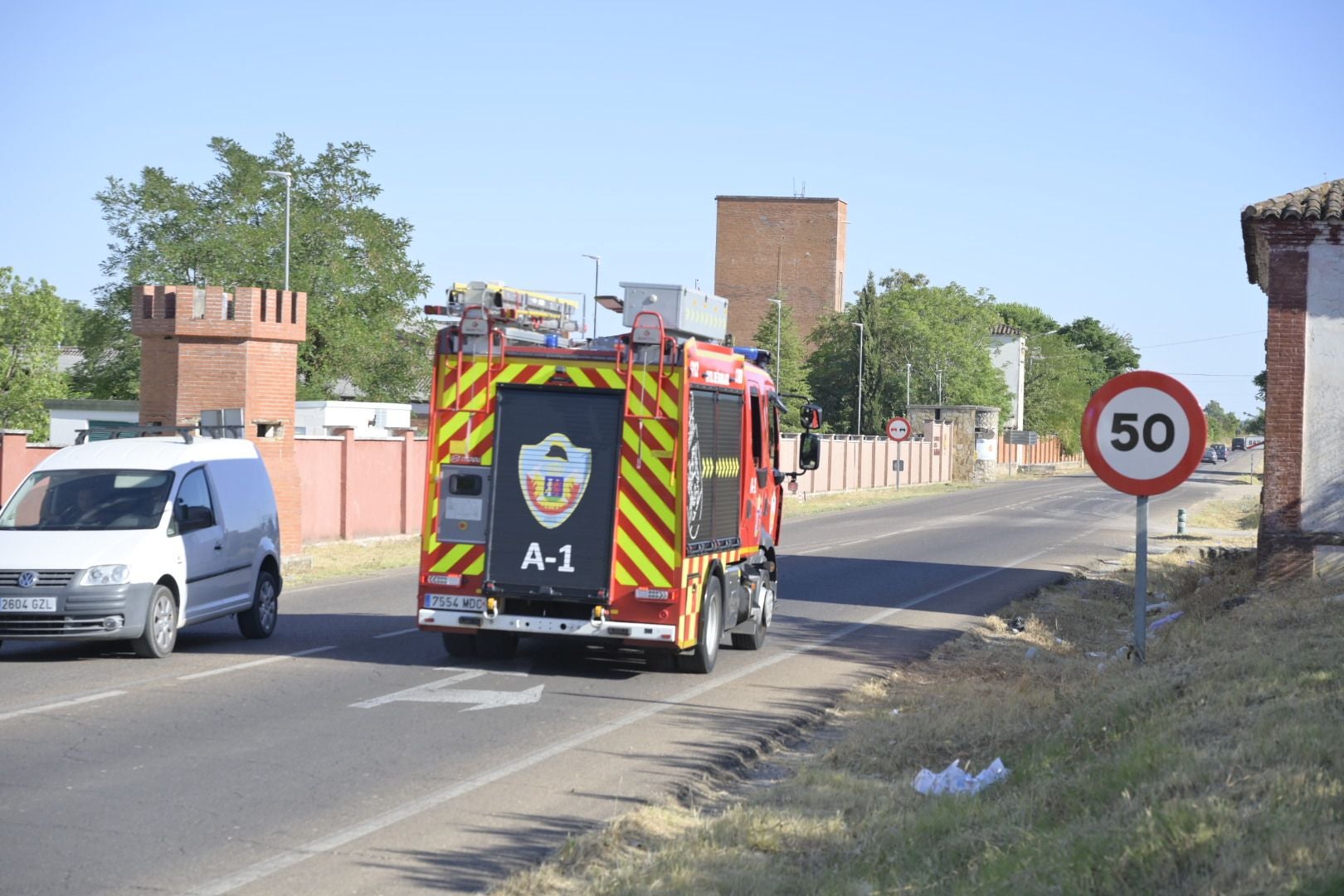 Fotos | Así es el incendio que obliga a desalojar un complejo deportivo en Badajoz