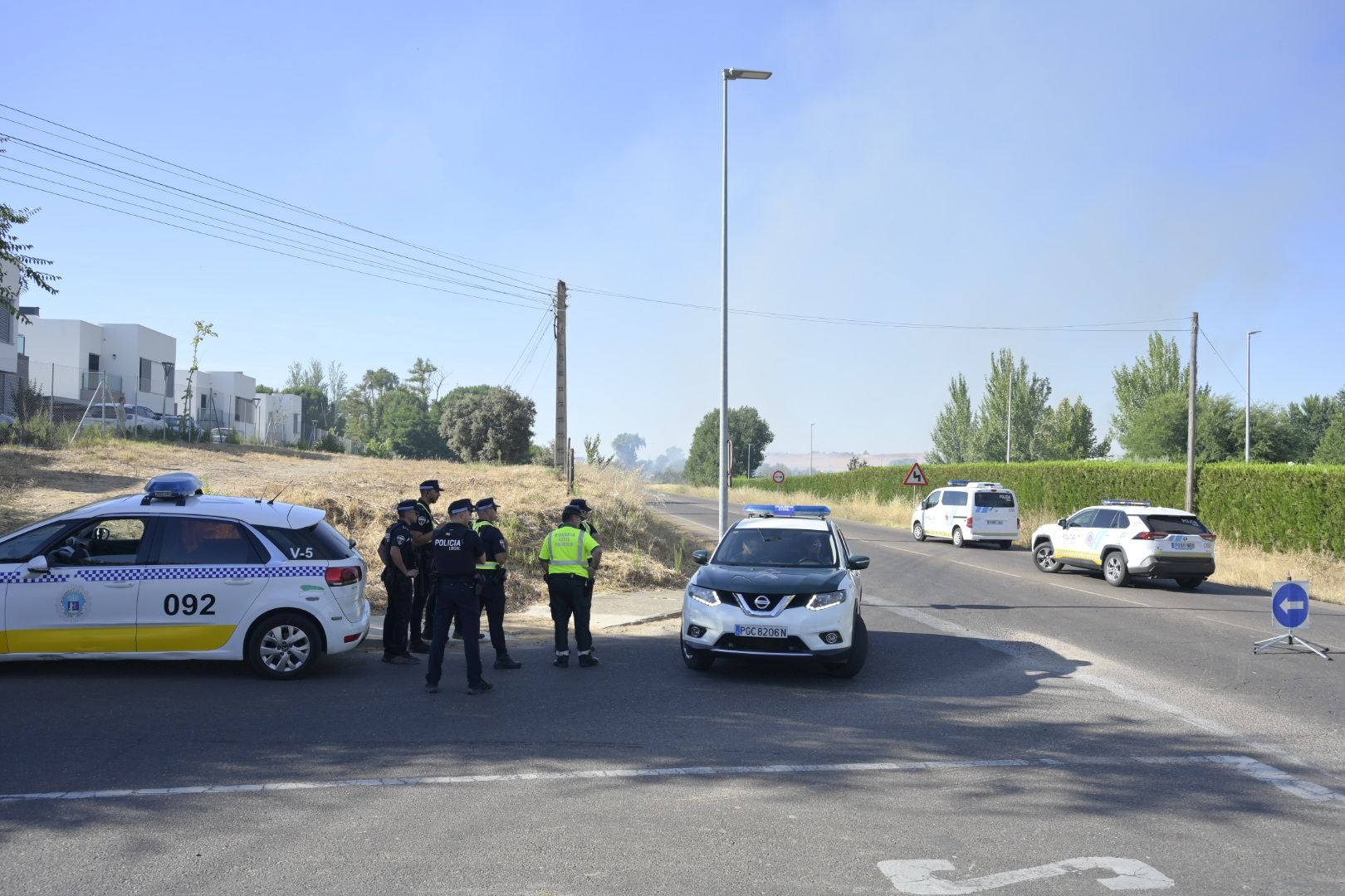 Fotos | Así es el incendio que obliga a desalojar un complejo deportivo en Badajoz