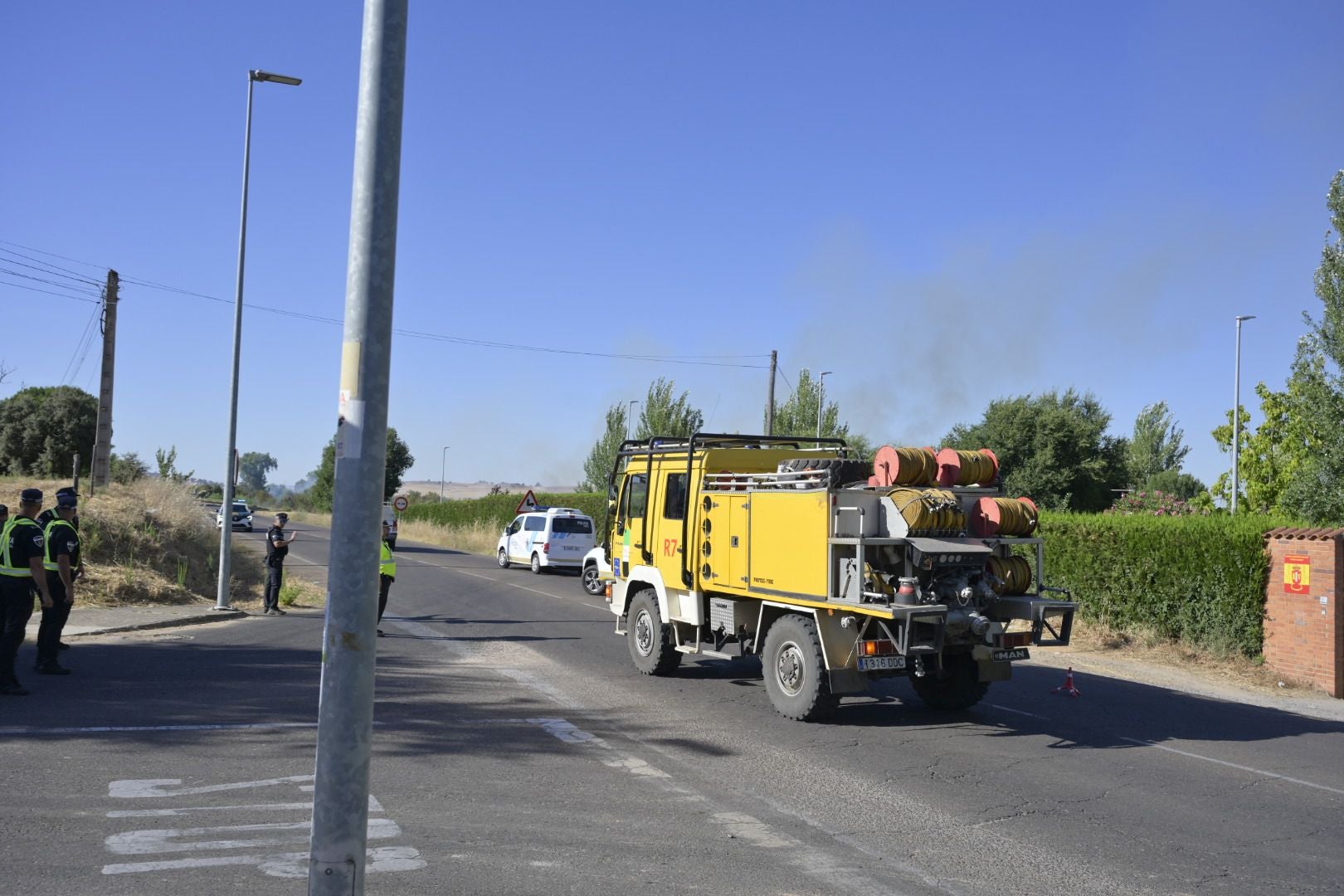 Fotos | Así es el incendio que obliga a desalojar un complejo deportivo en Badajoz