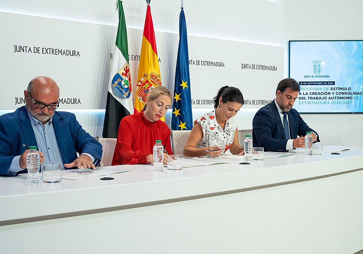 Firma del plan de empleo autónomo entre la Junta y las asociaciones del sector en septiembre de 2024.