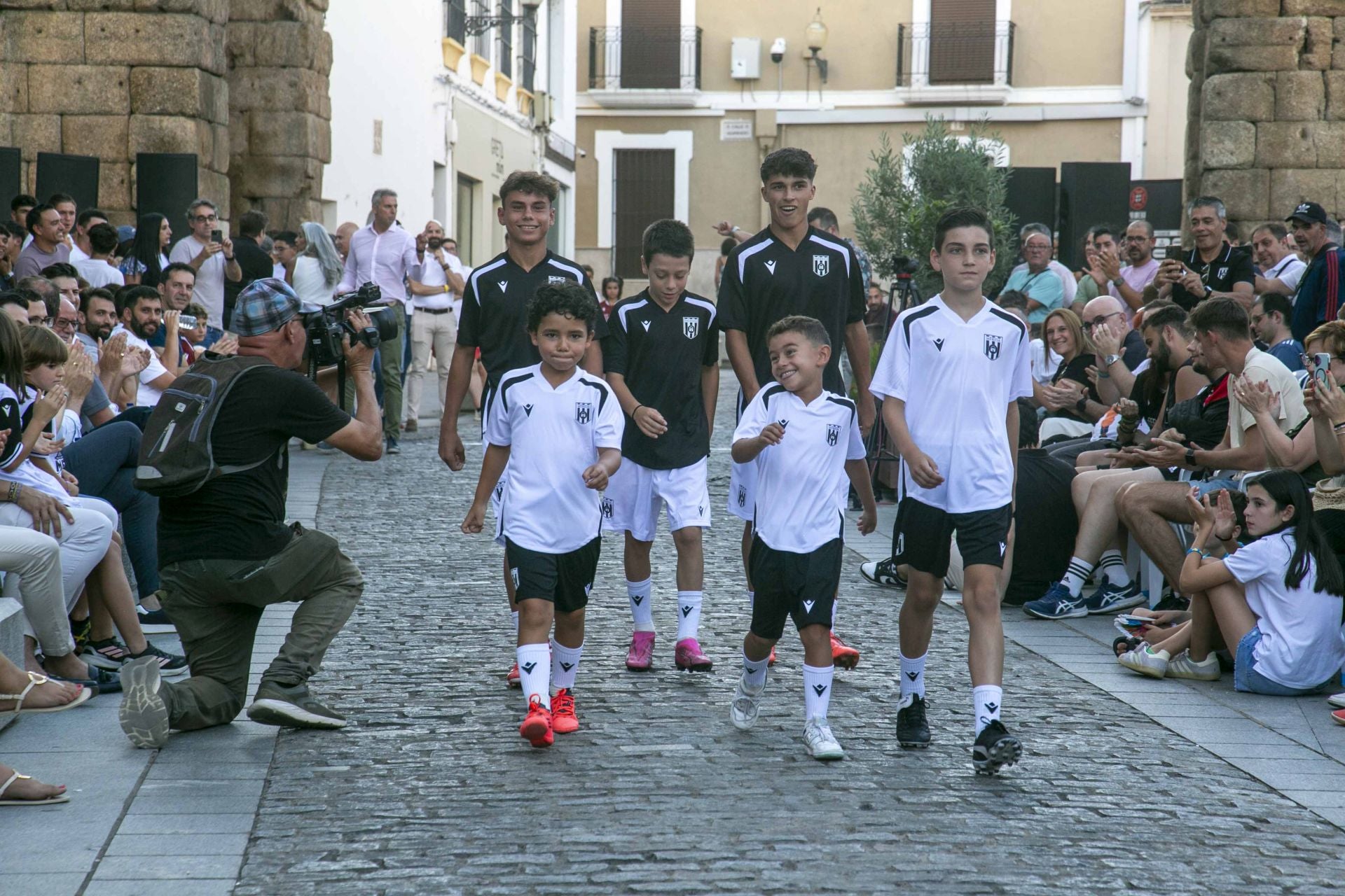 Fotos | Así ha sido la presentación de la nueva equipación del Mérida