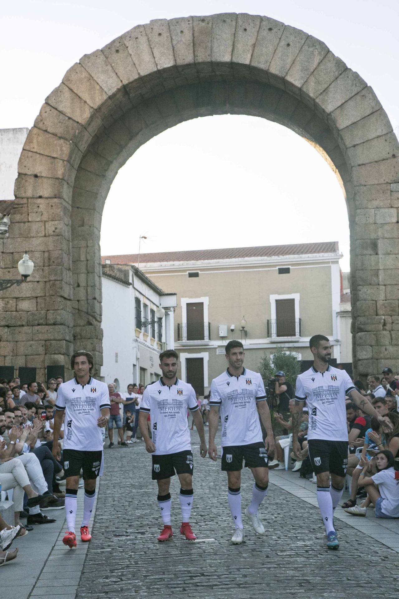 Fotos | Así ha sido la presentación de la nueva equipación del Mérida