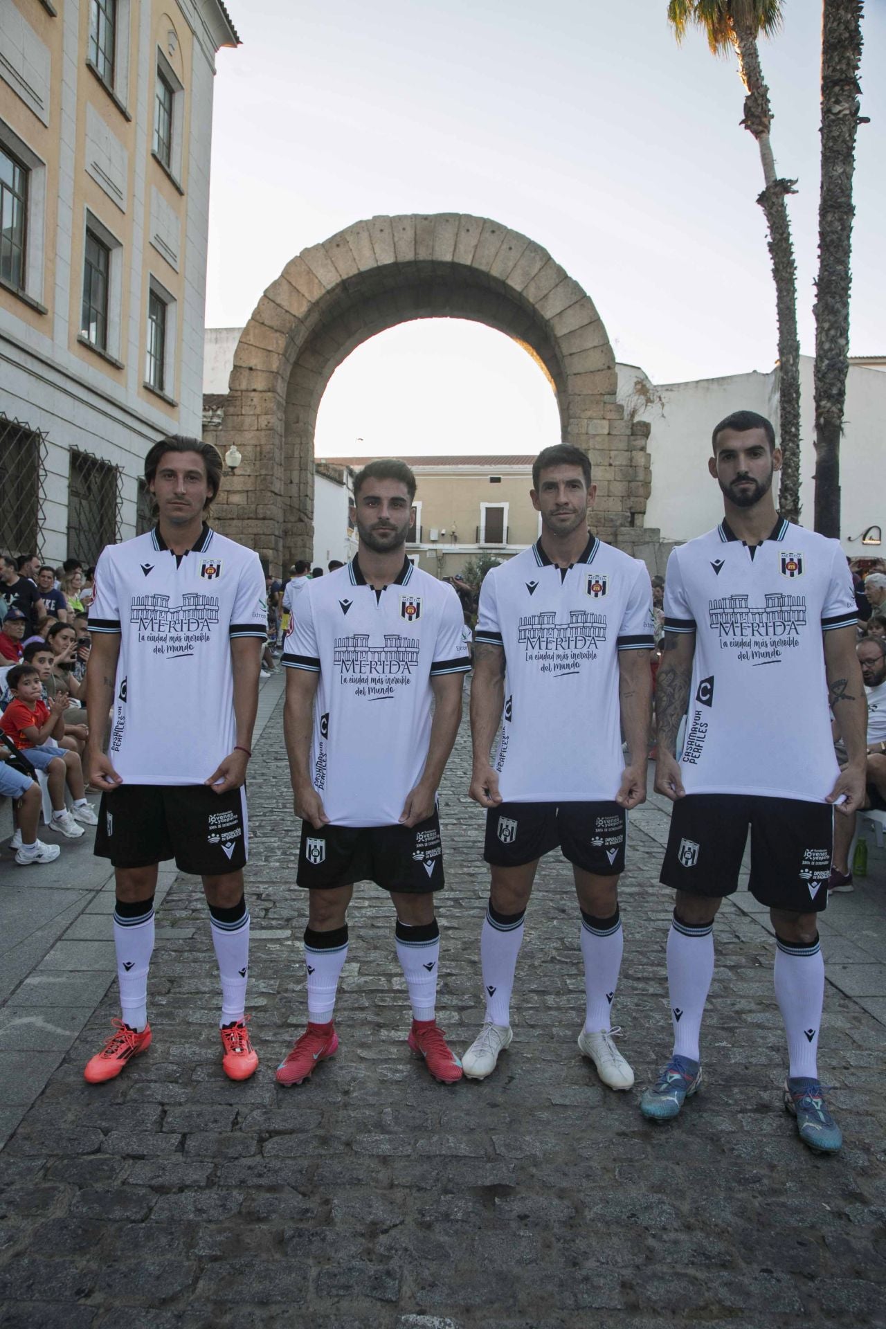 Fotos | Así ha sido la presentación de la nueva equipación del Mérida