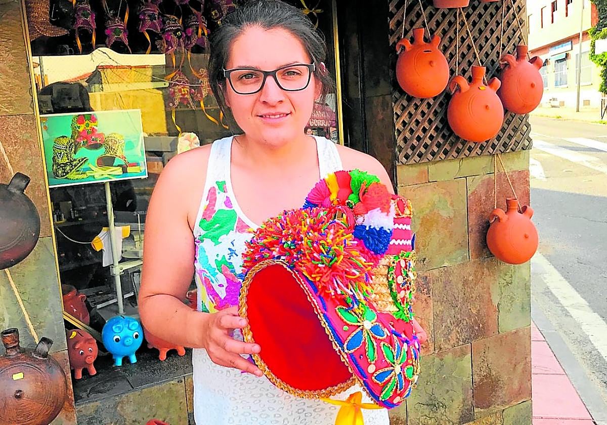 Foto de archivo de María José González, en su tienda con una gorra de espejo de Montehermoso.
