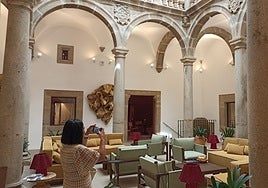Claustro central del hotel Palacio Godoy de Cáceres, a una semana de su inauguración.