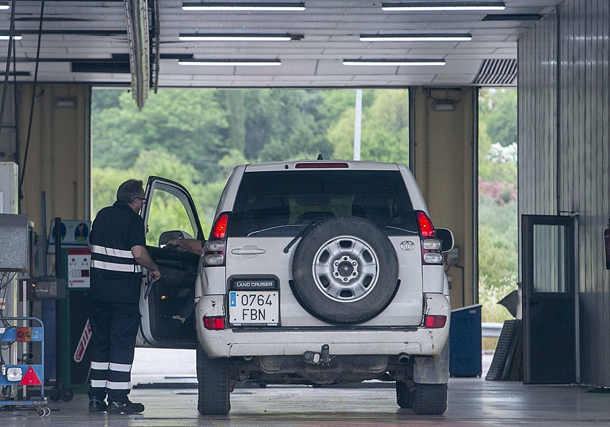 Un coche pasa una inspección en una estación de la red pública extremeña.