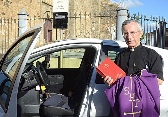 Manuel de Jesús Cintas Rosa, junto a la iglesia de San Blas en Salvatierra. Es también párroco de Salvaleón.