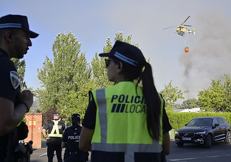 La Policía Local, ayer, ayudando durante el incendio en Sancha Brava.