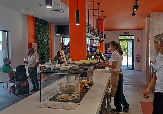 Primer día de apertura de la cafetería de la estación de Renfe de Cáceres.