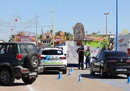 La policía revisa la zona donde se produjo el asesinato.