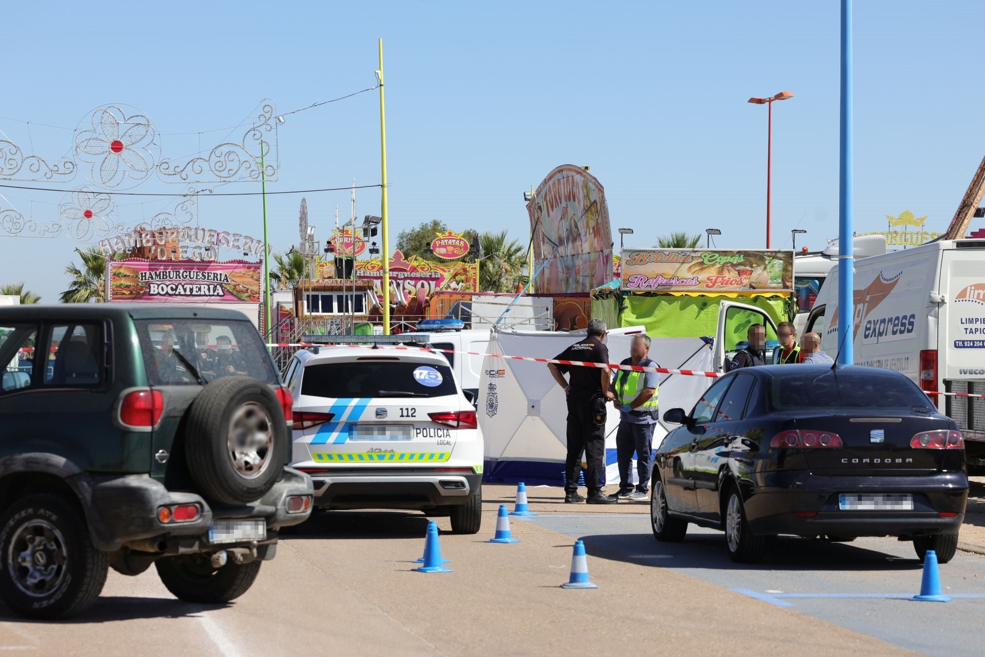 La policía revisa la zona donde se produjo el asesinato.