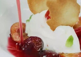 Infusión de cerezas del Jerte D.O.P. con helado de yogur, crujiente de almendras y hojas de menta