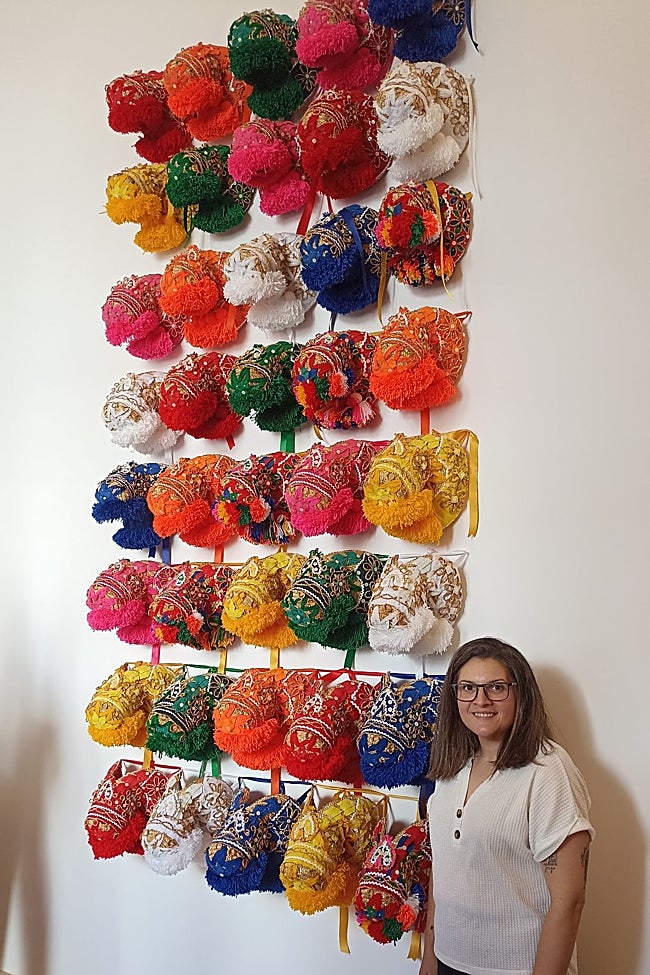 María José González con sus gorras de montehermoseña.