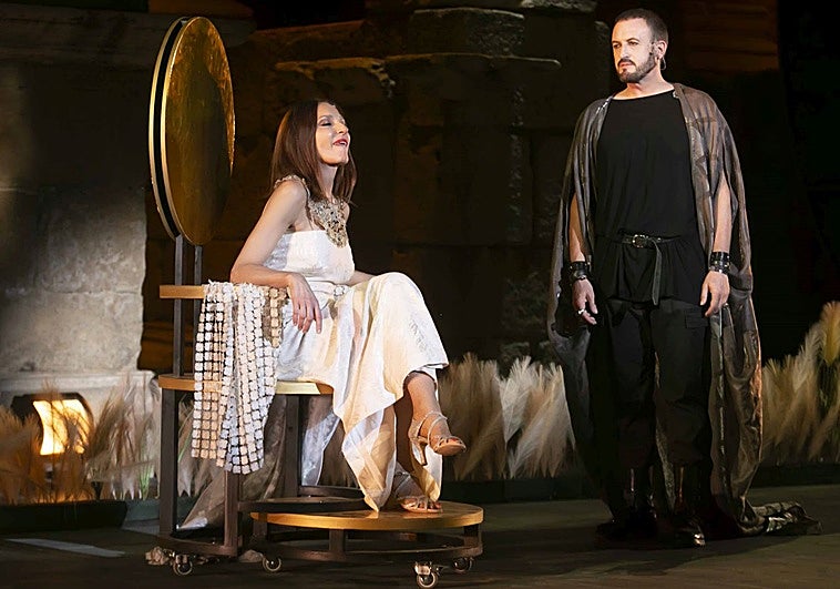 Natalia Millán y Álex O'Dogherty, anoche en 'Cleopatra enamorada', en el Teatro Romano de Mérida.