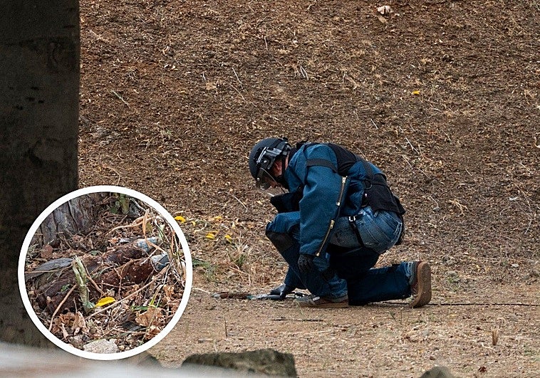Un tedax de la Policía Nacional recoge los explosivos encontrados en Badajoz.