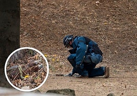 Un tedax de la Policía Nacional recoge los explosivos encontrados en Badajoz.