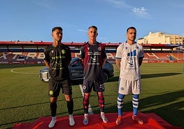 Los jugadores del Extremadura Fran Rosales, Callejón y Dieguito posan con las tres nuevas equipaciones en el Francisco de la Hera.