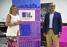 La presidenta de la Asamblea, Blanca Martín, y el alcalde de Cáceres, Rafael Mateos, este miércoles en Mérida.