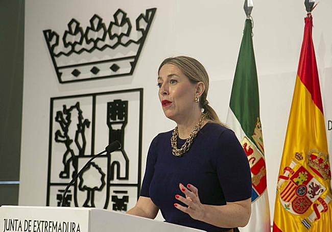 La presidenta de Extremadura, María Guardiola, anunciando los nombres de los galardonados con las medallas.