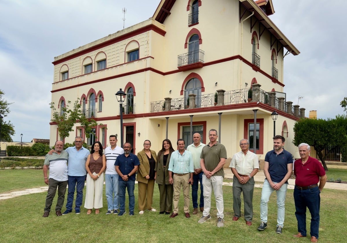 Asistentes al acto de apertura ante el palacete transformado en hotel rural.