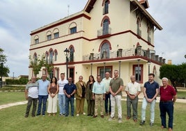 Asistentes al acto de apertura ante el palacete transformado en hotel rural.