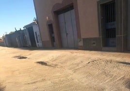 Los vecinos han colocado un suelo de hormigón.