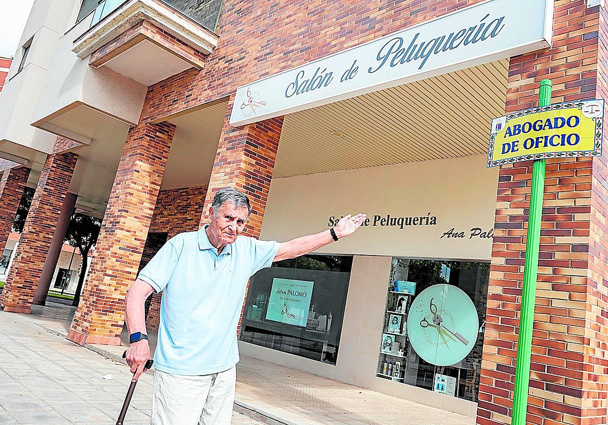 Francisco Sansón muestra la placa que han colocado en la que era su calle.