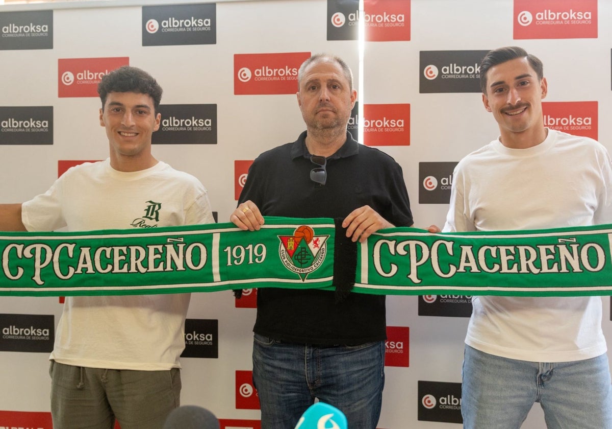 Francis Bordallo entre Remi e iván Fernández en su presentación como nuevos jugadores del Cacereño.