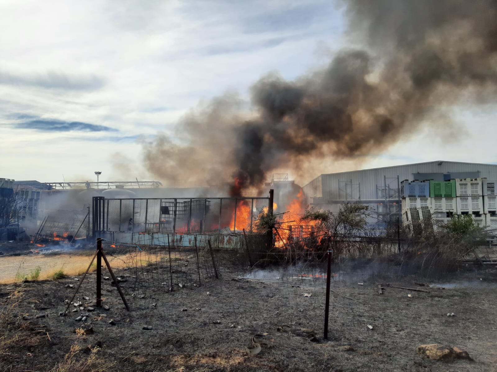 Fotos | Imágenes del incendio junto a la empresa Acenorca en Montehermoso