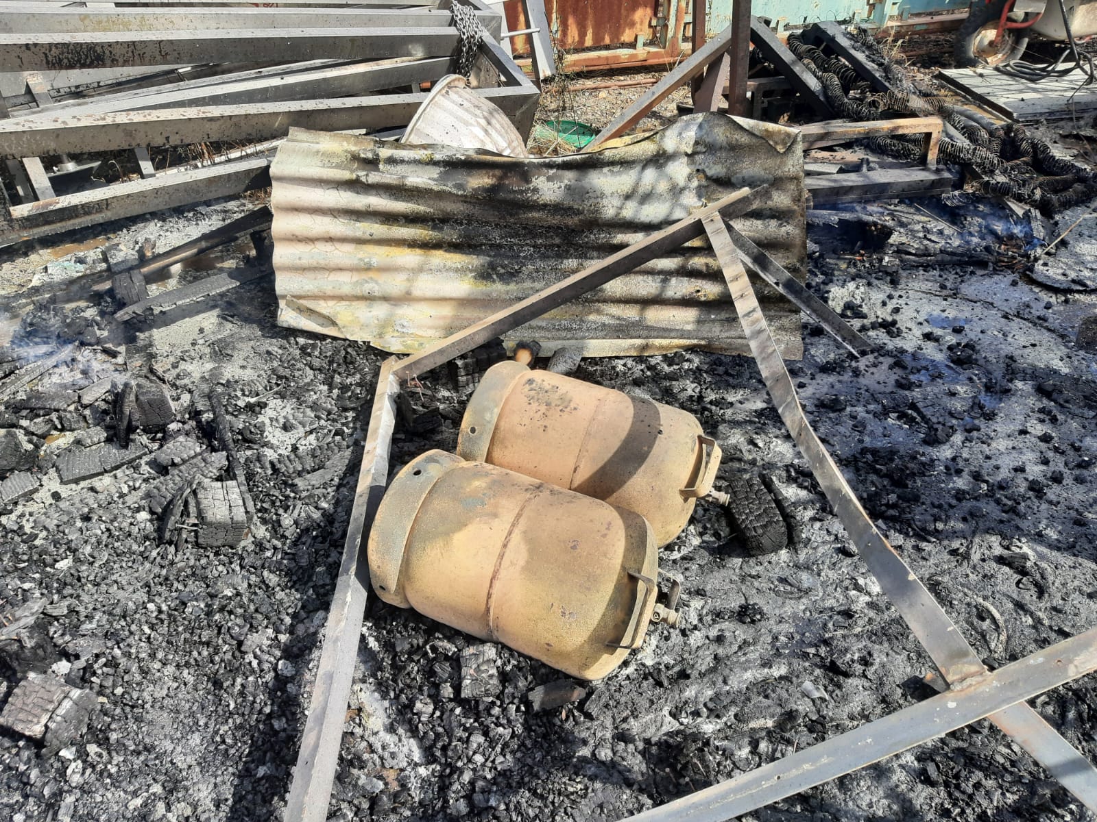 Fotos | Imágenes del incendio junto a la empresa Acenorca en Montehermoso