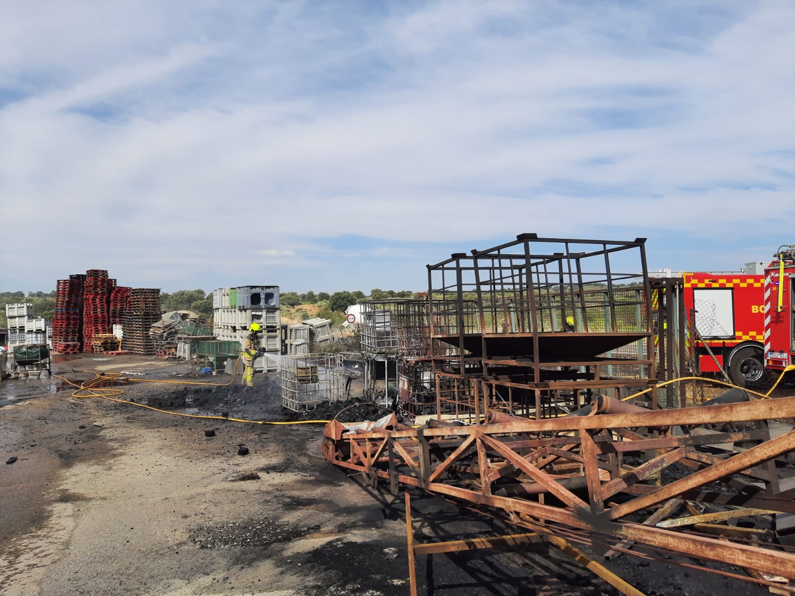 Fotos | Imágenes del incendio junto a la empresa Acenorca en Montehermoso