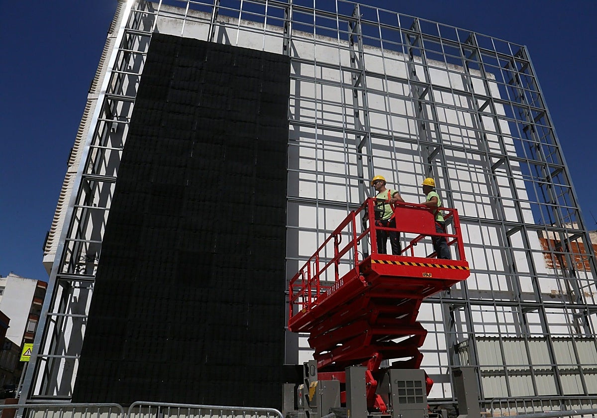 Trabajadores de una empresa especializada durante el montaje de los módulos del jardín vertical.