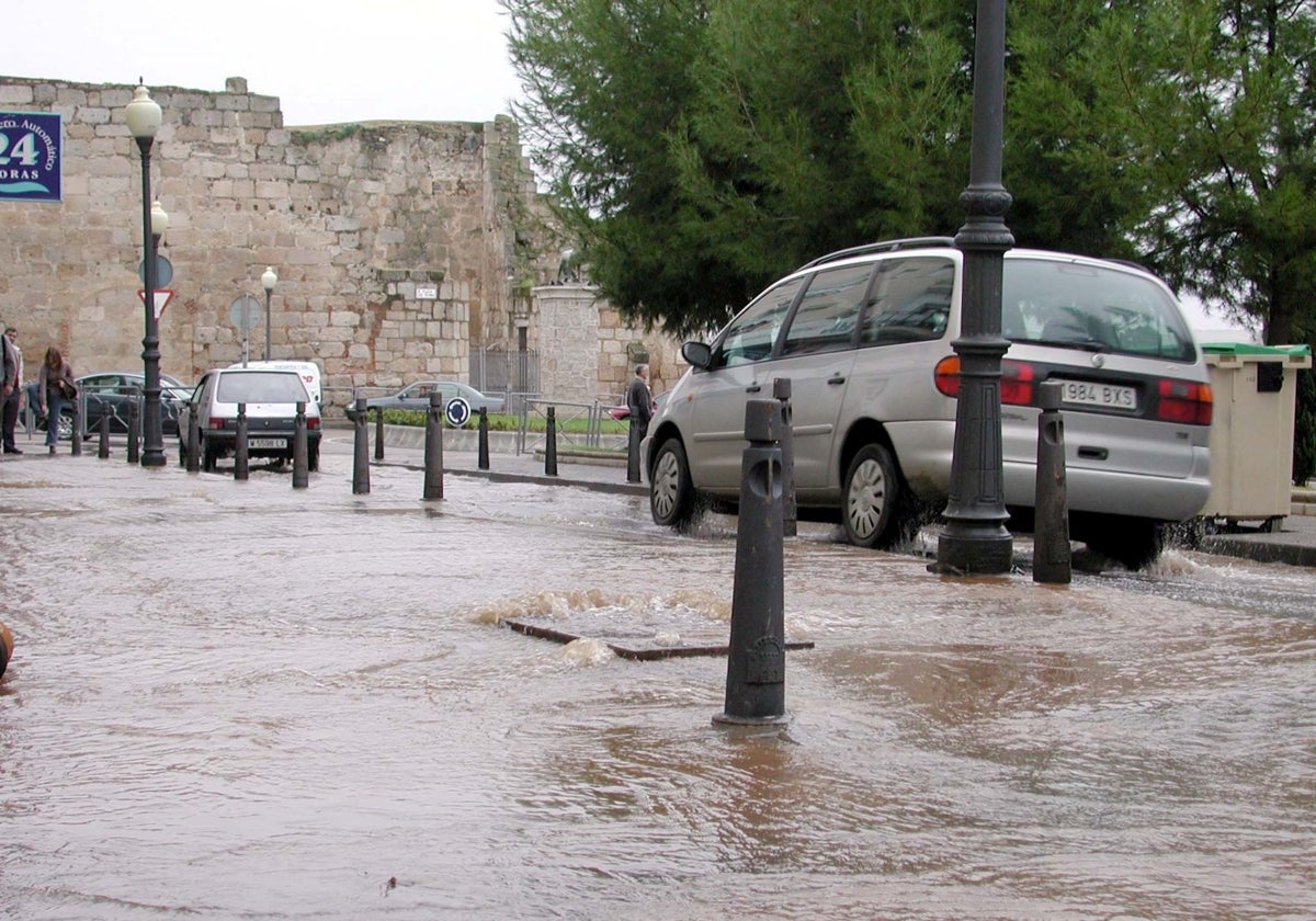 Calle Morería junto al Paseo de Roma inundada tras la rotura de una tubería de agua.