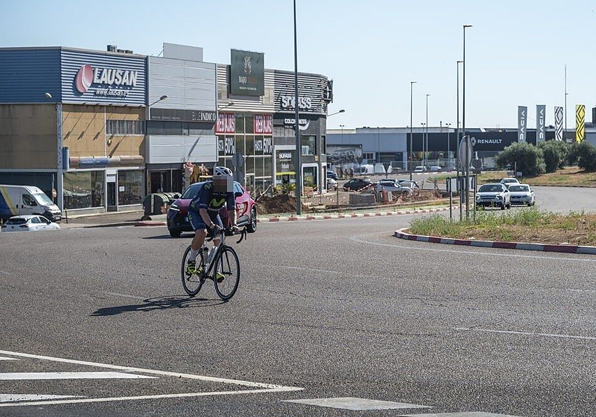 Un ciclistas en la rotonda del ocho, hasta donde llegará el carril bici.