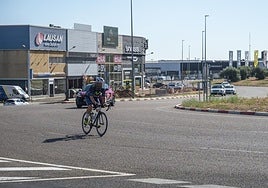 Un ciclistas en la rotonda del ocho, hasta donde llegará el carril bici.