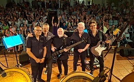 'Los Míticos Play boys' con sus seguidores en un concierto