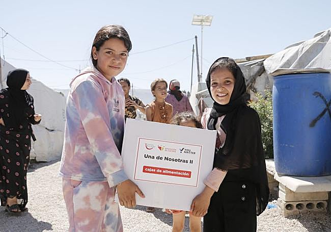 Dos niñas reciben una caja gracias a la aportación de la Diputación.