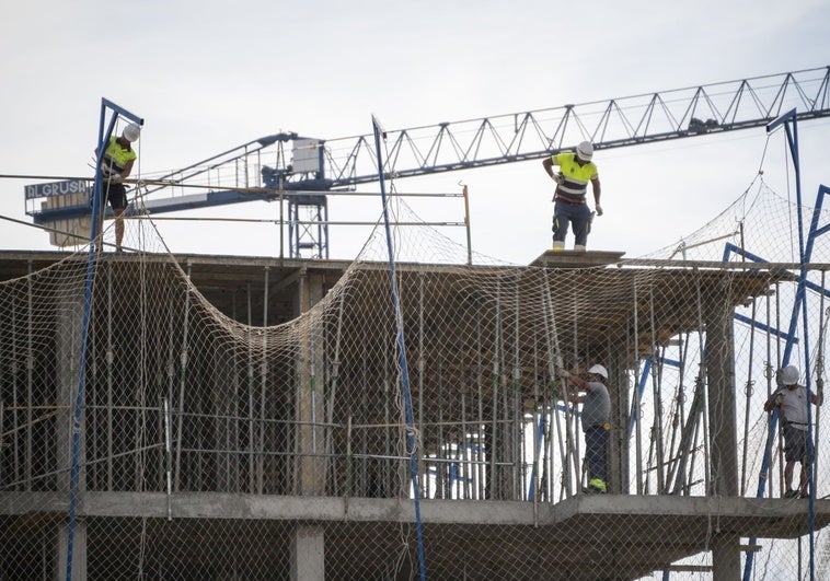 Los sindicatos de construcción piden jornada reducida para todo el verano por el calor