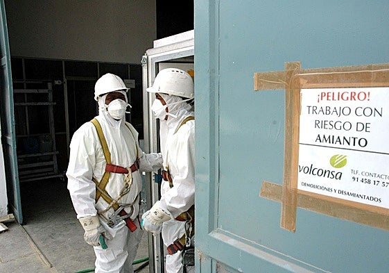 Prevención de riesgos laborales en unos trabajos de retirada de amianto.