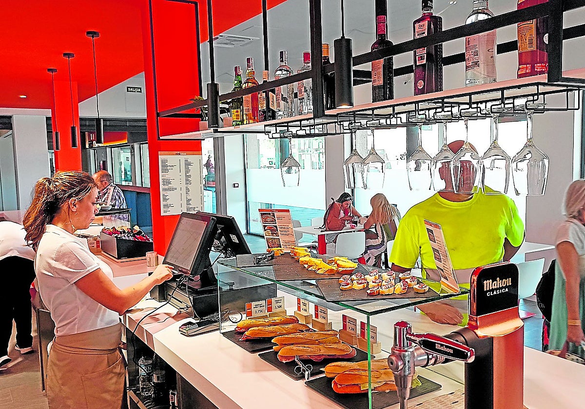 La cafetería de la estación de Renfe abrió sus puertas el pasado martes después de permanecer cinco años cerrada.